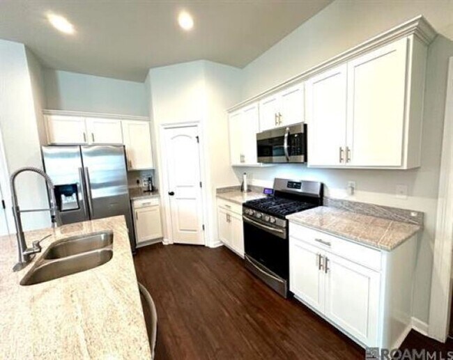 Foto del edificio - 24245 Golden Shore Ave