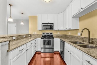 Building Photo - 300 Glenwood Cir