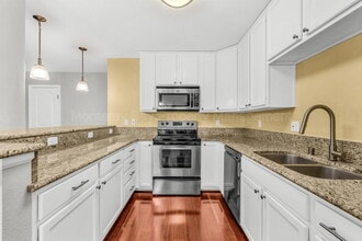 Building Photo - 300 Glenwood Cir