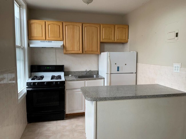 Building Photo - 323 54th St