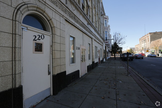 Building Photo - 216-220 Cass St