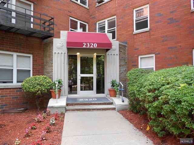 Building Photo - 2320 Linwood Ave