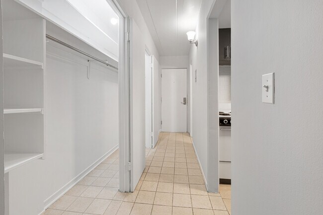 Foto del edificio - 6012 N Kenmore Ave