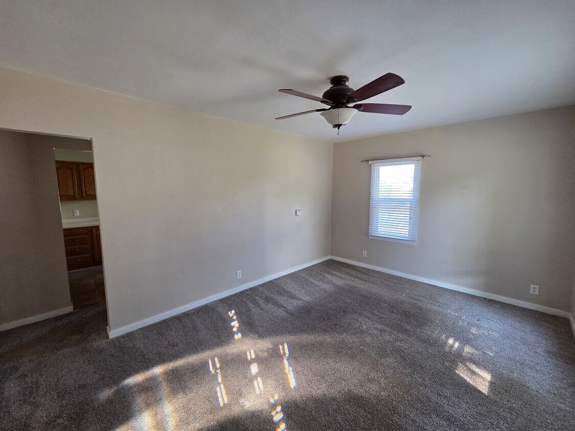 Foto principal - 3 Bedroom Cedar Falls House