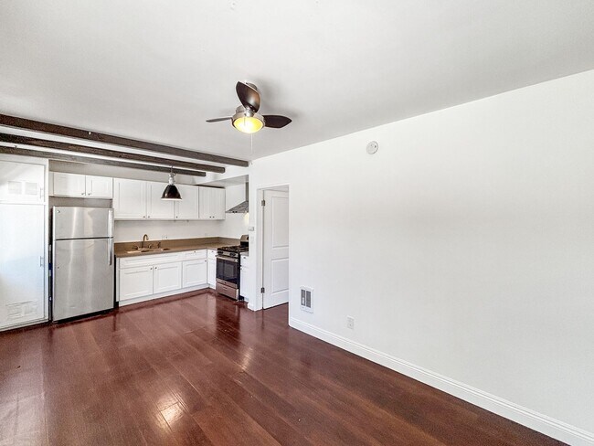Foto del edificio - Gorgeous 1B/1BA Upgraded Duplex in City He...