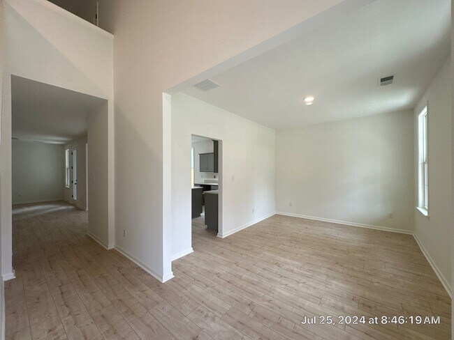Foto del edificio - Gorgeous New Custom Built House /Highland ...