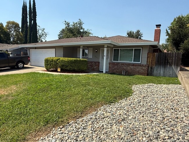 Building Photo - 3 bed 2 bath available in Sacramento!