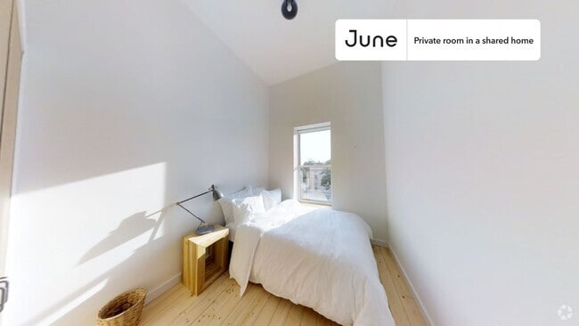 Building Photo - Private bedroom in 6 bed/2 bath Home