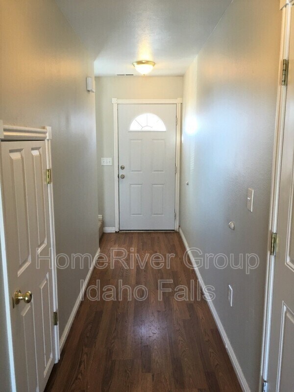 Building Photo - 3530 Greenfield Dr