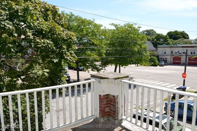 Building Photo - 2 br, 1 bath Condo - 8 Cole Ave 2 Unit 2