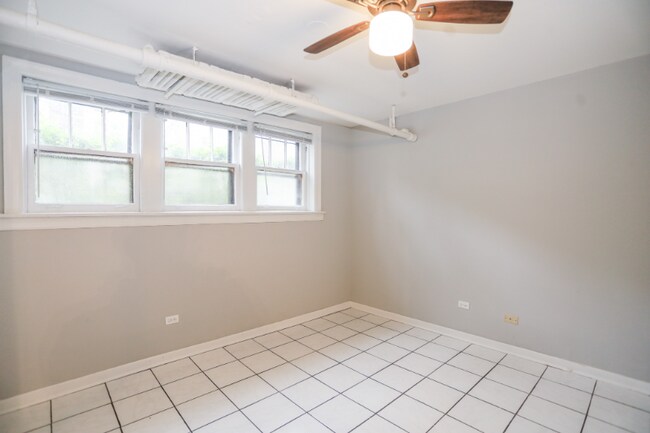 Building Photo - 1342 W Foster Ave