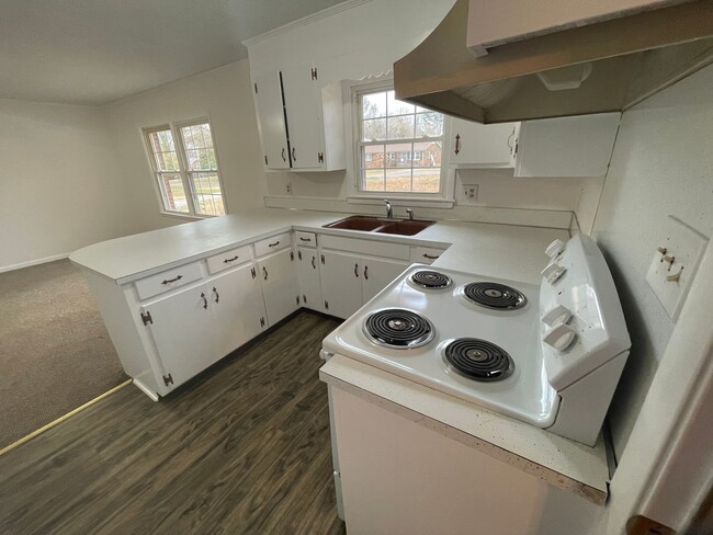 Foto del edificio - 3 bedroom 1.5 bath house available.   Pet friendly!