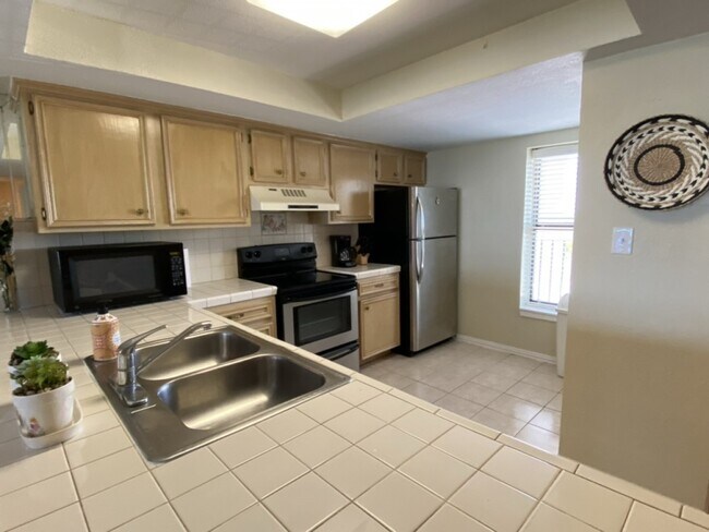 Building Photo - 404 Padre Blvd