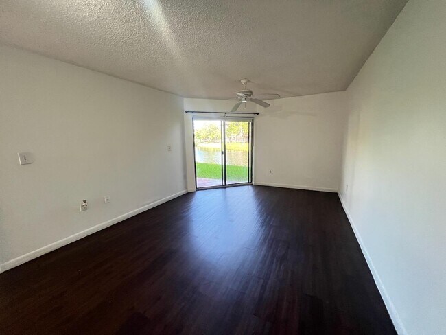 Foto del edificio - 9875 Nob Hill Ct