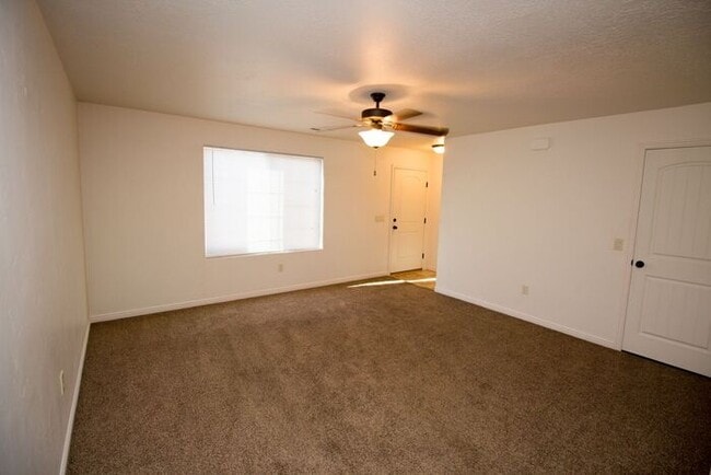 Building Photo - 3 bed, 2.5 bath town house