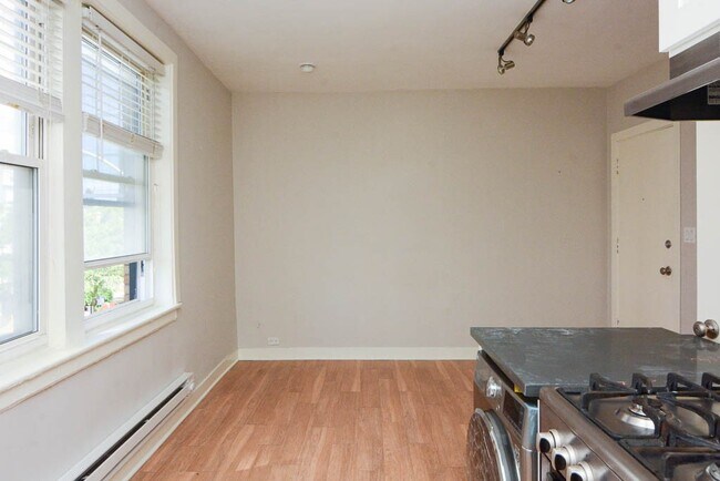 Building Photo - 511 W Belmont Ave