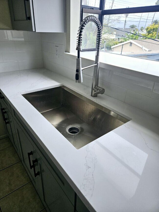 Foto del edificio - 220 Marguerita Ave