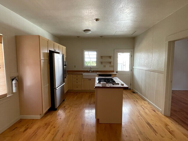 Building Photo - 870 Joaquin Ave