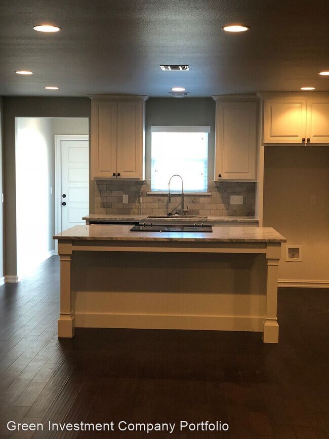 Foto del edificio - 3 br, 2 bath House - 327 E. Will Rogers Blvd.