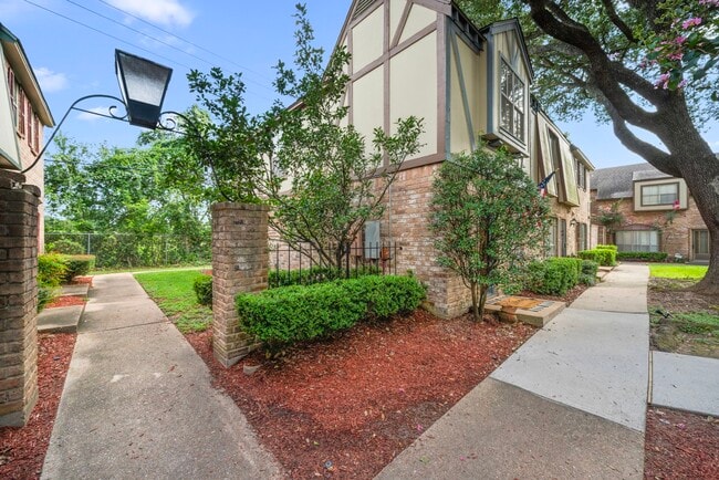 Foto del edificio - 14703 Barryknoll Ln