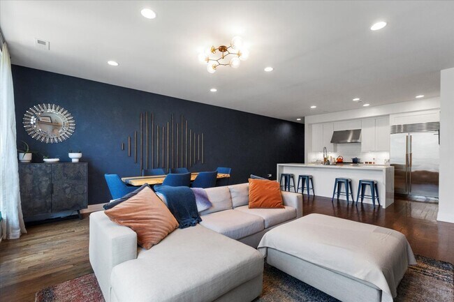 Foto del edificio - 2749 N Lakewood Ave