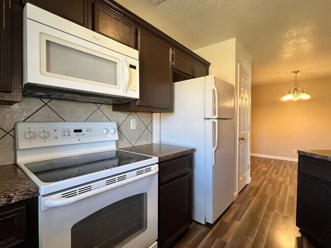 Building Photo - 909 Yi Dr