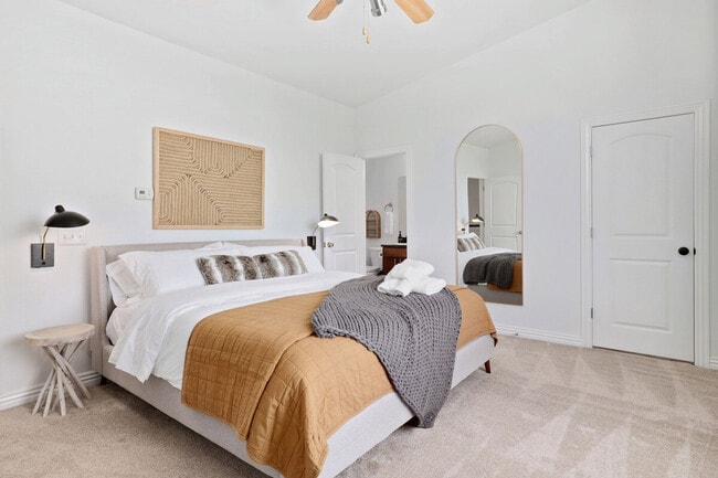 Building Photo - 275 E Noble Ln