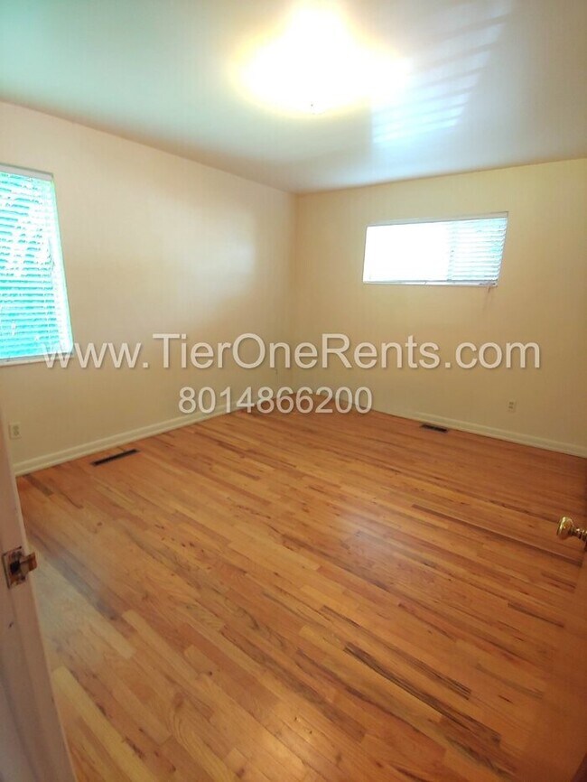 Building Photo - This property offers a NO DEPOSIT option a...