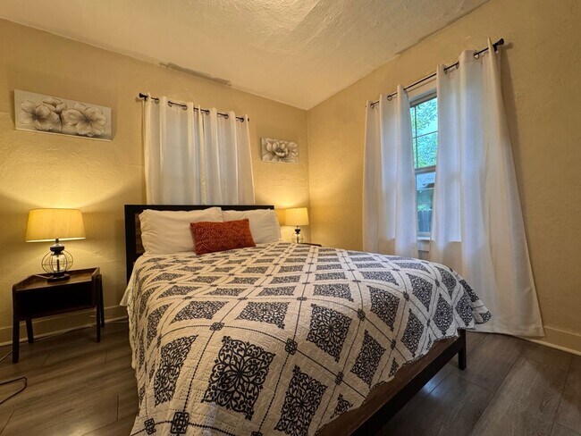 Building Photo - FULLY FURNISHED UNIT FOR RENT