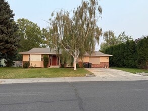 Building Photo - 2137 S Belair Dr