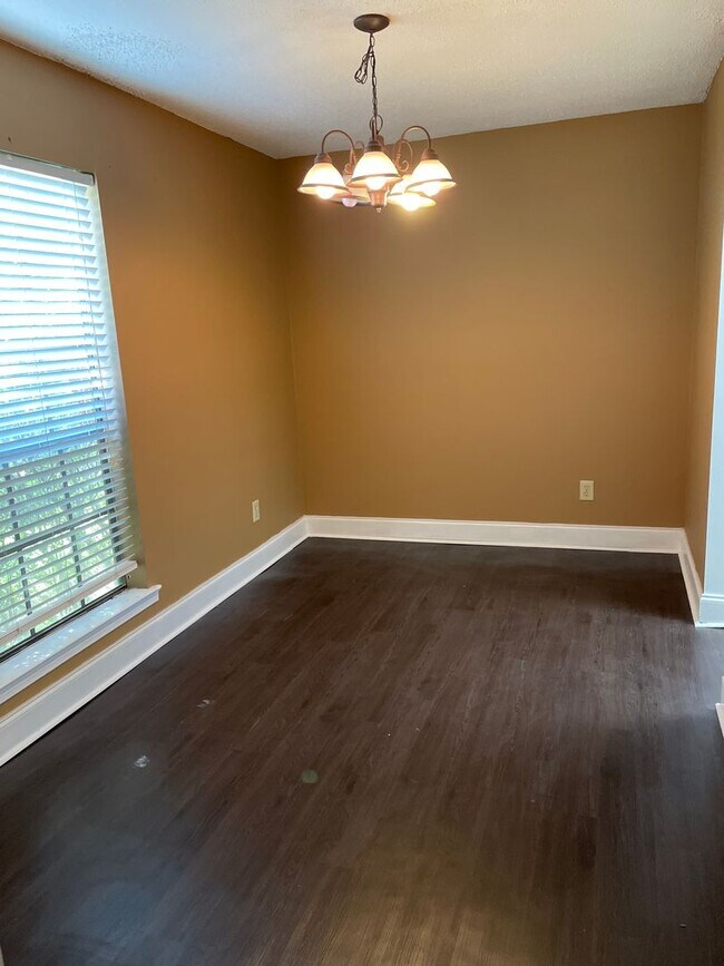 Building Photo - Townhome in Woodmere for Lease
