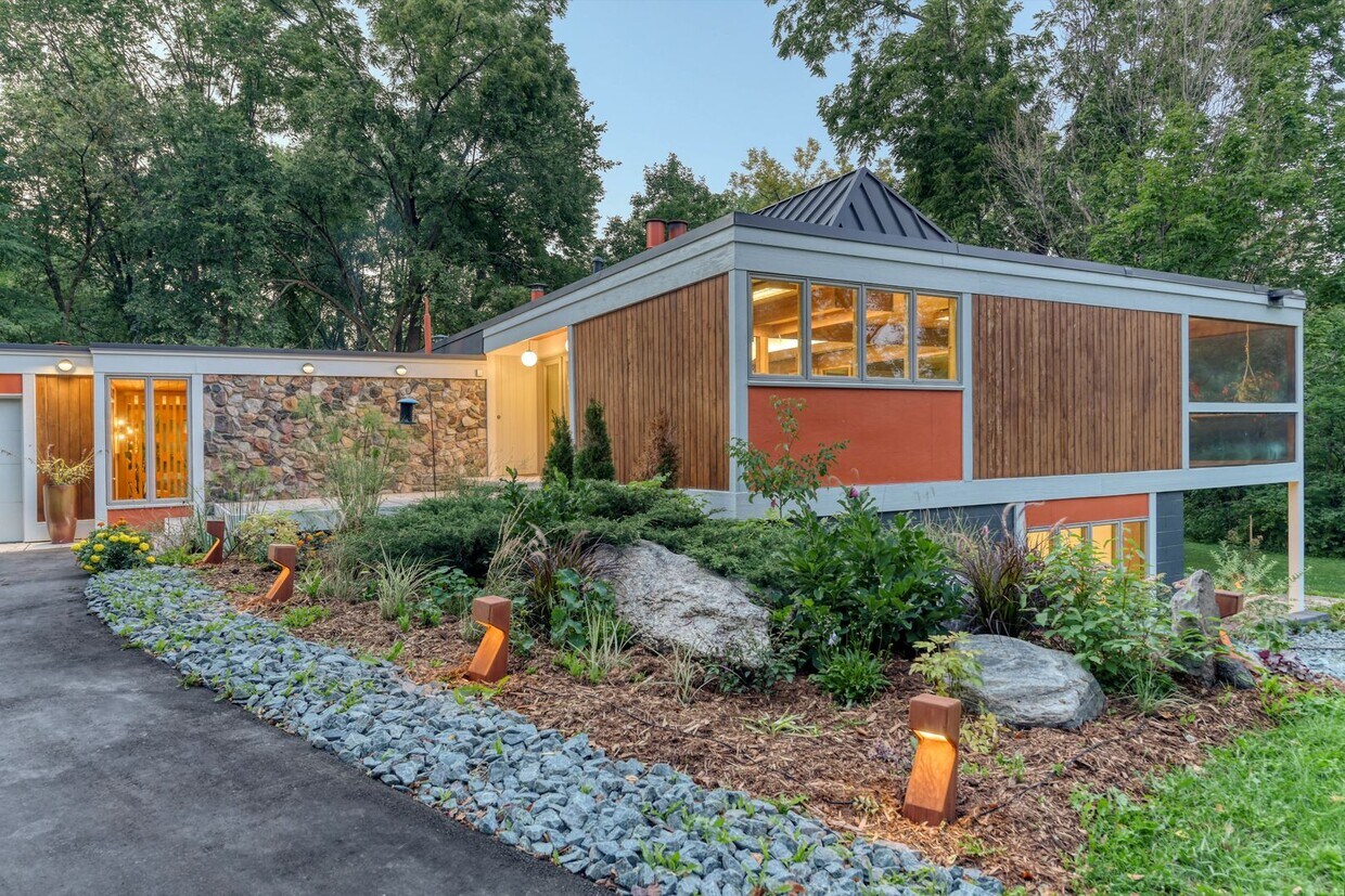 Foto principal - * * Mid-Century Modern Home Designed by Ar...