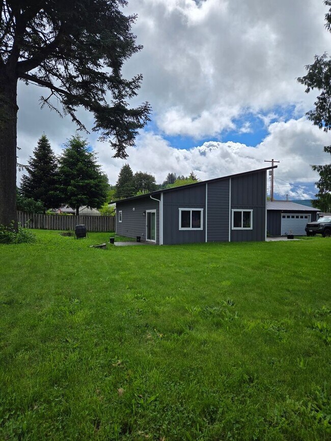 Foto del edificio - 3 Bedroom 2 Bath with Garage in Mossyrock