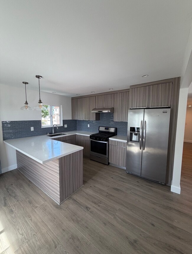 Stainless steel appliances - 733 Alabama St