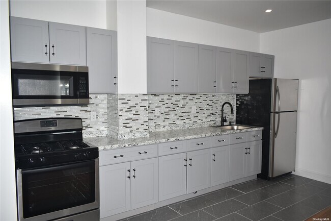 Building Photo - 290 Cornelia St