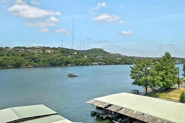 Building Photo - 1500 Scenic Dr
