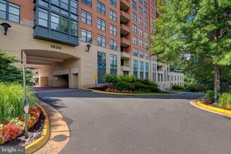 Building Photo - 1830 Fountain Dr