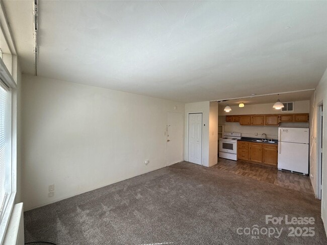 Building Photo - 2126 E 7th St