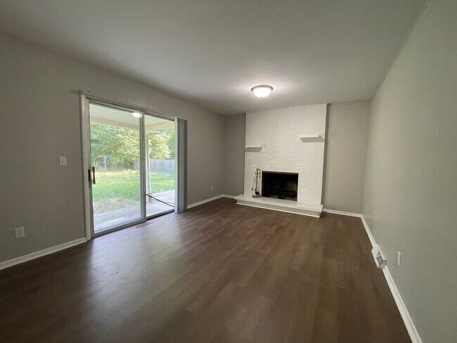 Building Photo - Spacious 2 Story in Portage