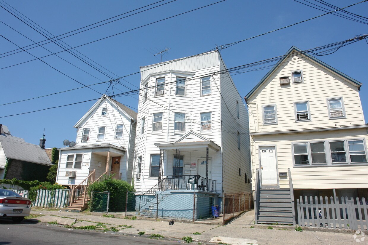 Building Photo - 671 State St
