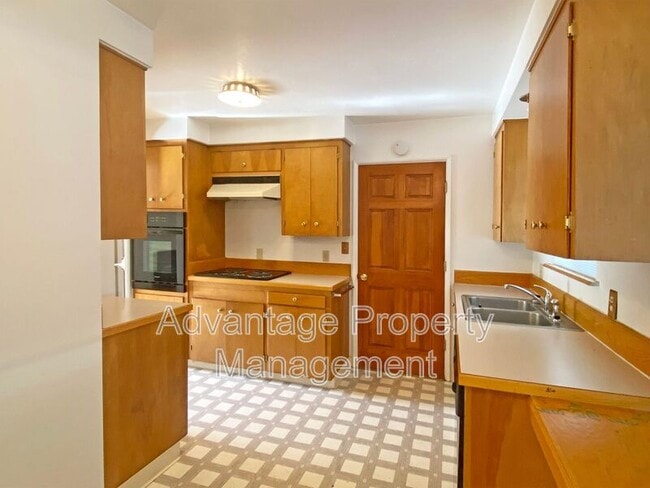 Foto del edificio - 1832 NW Garryanna St