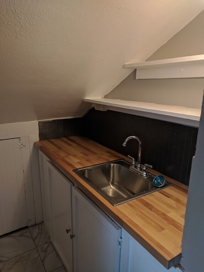 Kitchen - 2619 Thomes Ave