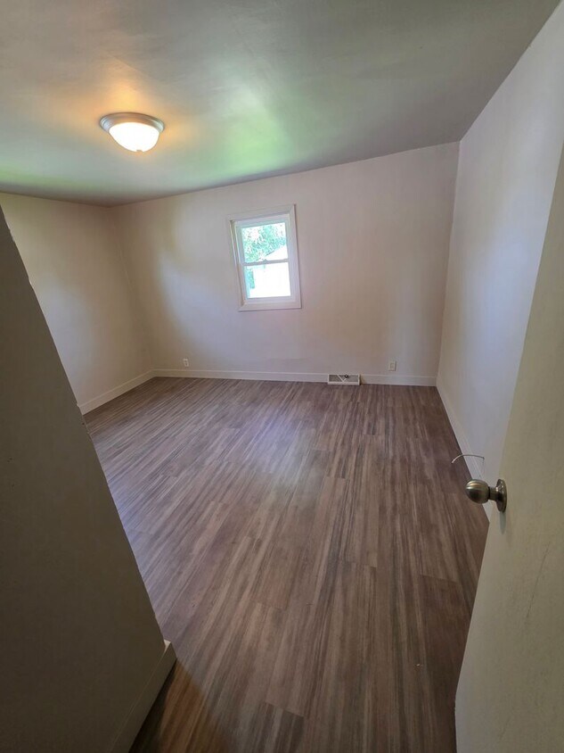 Building Photo - 412 Elm Ave