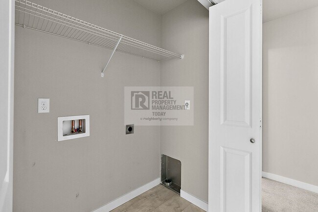 Building Photo - Modern Tacoma Townhomes Near Fredrickson –...
