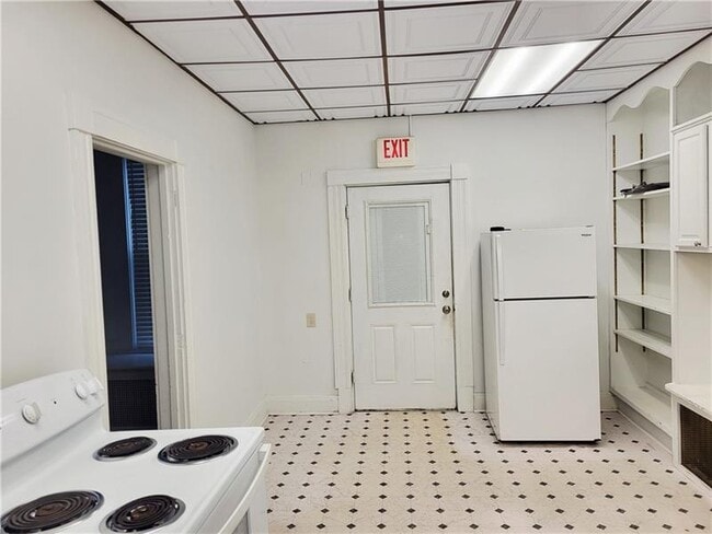 Building Photo - 438 S Maple Ave