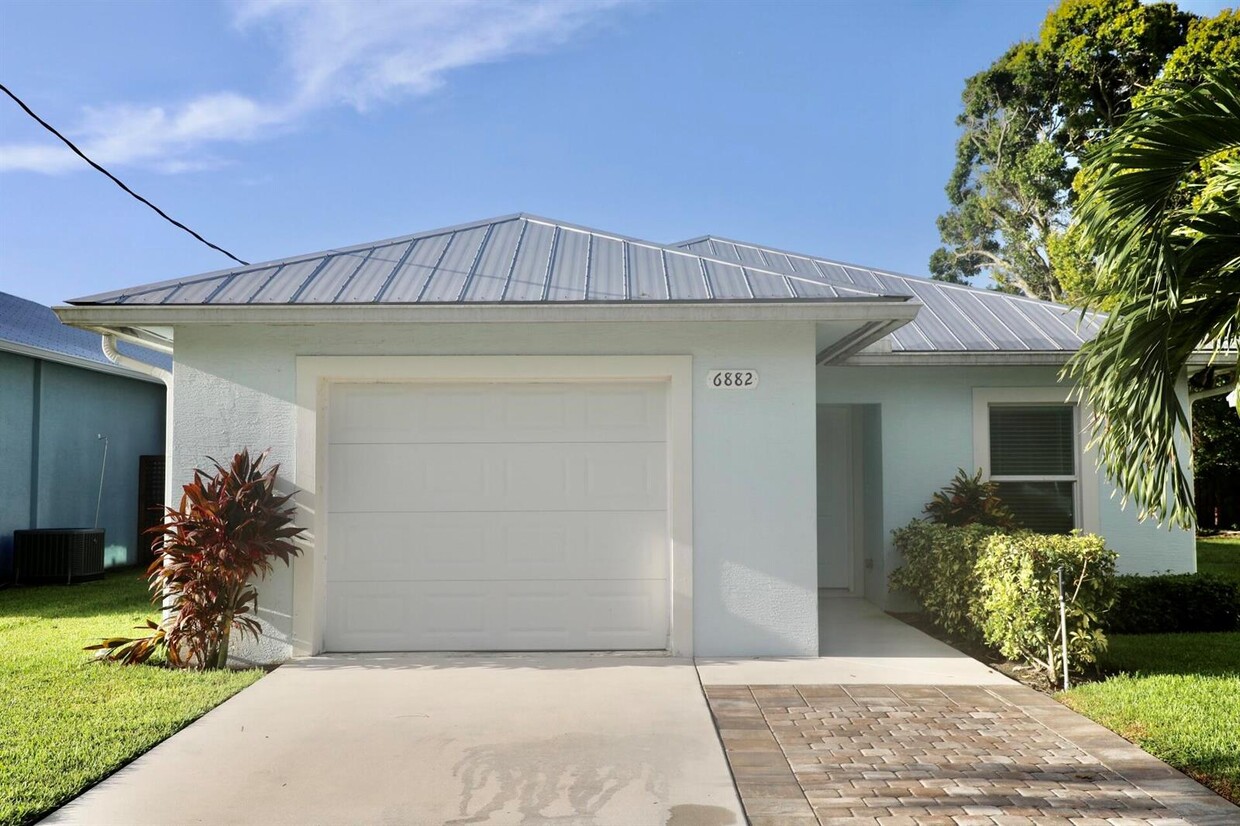 Foto principal - 6882 3rd St