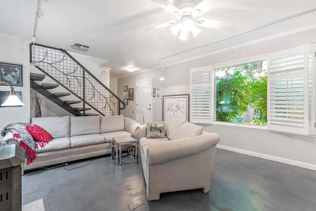 Foto del edificio - Recently updated spacious 3 bedroom 2.5 bath townhome available soon
