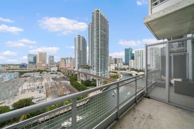 Building Photo - 690 SW 1st Ct