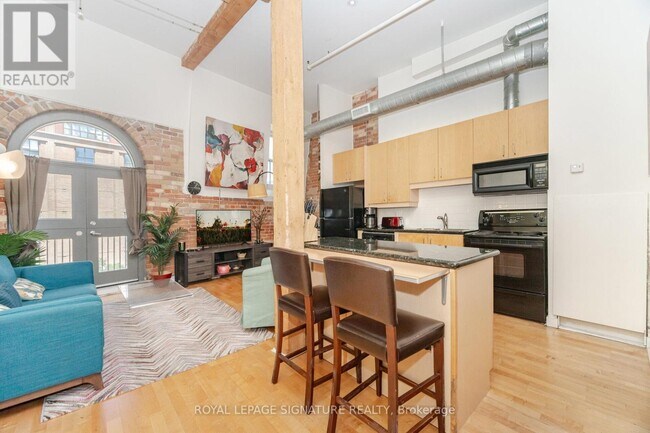 Photo du bâtiment - 81A-81A Front St E