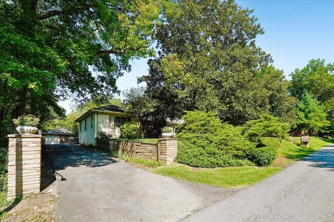 Building Photo - 8106 W Boulevard Dr